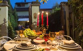 La Dimora Dei Conti, Indulge In A Country Farmhouse Apartment With Jacuzzi Facing The Town!